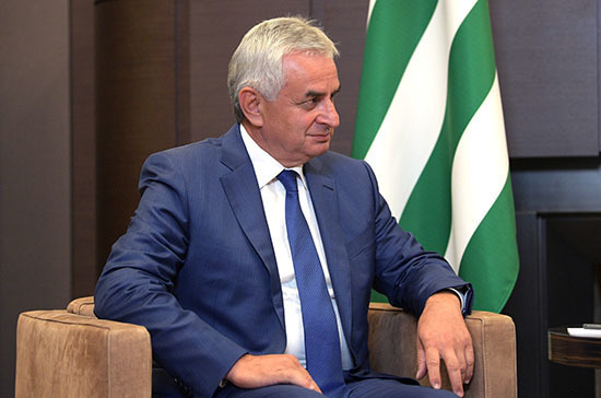 Парламент Абхазии принял отставку Хаджимбы с поста президента республики