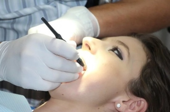 Эксперт рассказала о самом безопасном способе отбеливания зубов