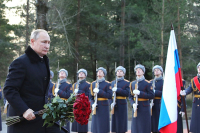 Путин возложил цветы к монументу «Рубежный камень» в Ленинградской области