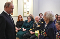 Путин вручил медали в честь 75-летия Победы