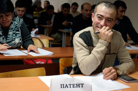 Сдать мигранта. Русский язык для мигрантов. Письменный экзамен. Экзамен по русскому языку для иностранных граждан. Экзамен для мигрантов.