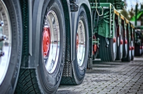 Водителей длинномерных фур хотят освободить от части штрафов