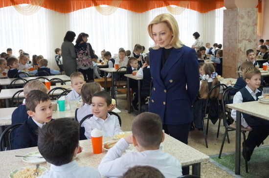 Тимофеева заявила о готовности ставропольских школ обеспечивать детей горячим питанием 