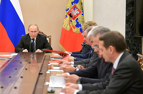 Путин обсудил с членами Совбеза ситуацию с коронавирусом 