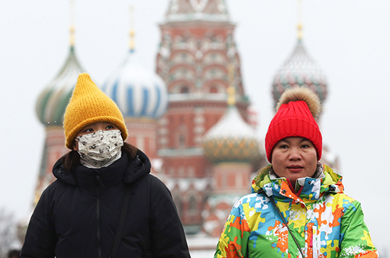 Из России могут депортировать иностранцев с коронавирусом, заявил Мишустин