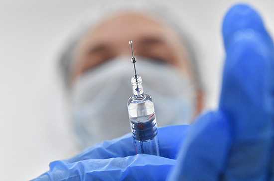 Вакцинировать от коронавируса начнут минимум через год