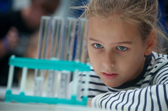 Депутат попросил Роспотребнадзор проверить наборы юных химиков