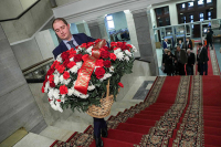 Ветераны труда возложили цветы к памятной доске работников Госплана в Госдуме