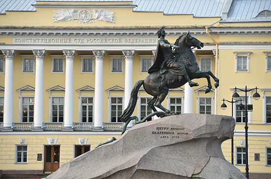 Президент поддержал идею наделить КС правом определять, исполнять ли решения иностранных судов в России