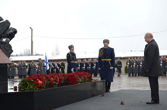 Путин возложил цветы к памятнику десантникам в Пскове