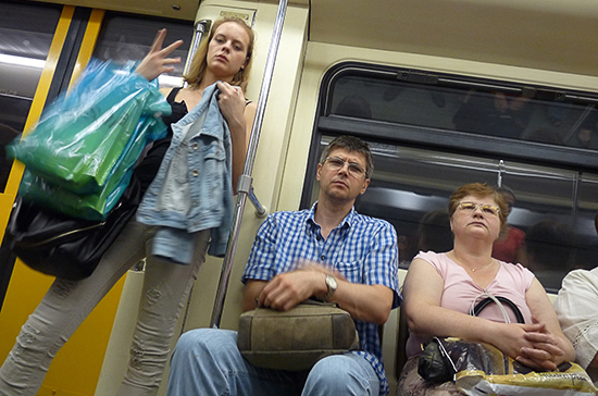 Минтранс разъяснил, должны ли мужчины уступать женщинам место в метро