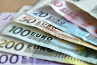 Евро на международных торгах превысил 85 рублей, доллар — 74