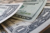 Курс доллара на открытии Мосбиржи вырос до 71,72 рубля, евро — до 81,48
