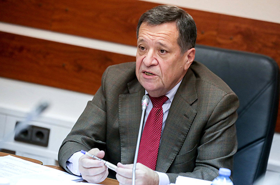 Макаров: предпосылки текущего нефтяного кризиса были видны полтора года назад