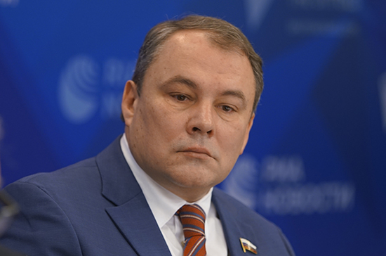 Толстой предложил сделать парковки в Москве бесплатными из-за коронавируса