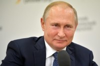 Путин поручил держать цены на бензин под контролем