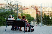 В Сербии запретили выходить на улицу людям старше 65 лет