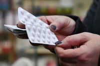 Госдума приняла во втором чтении законопроект о сдерживании цен на лекарства
