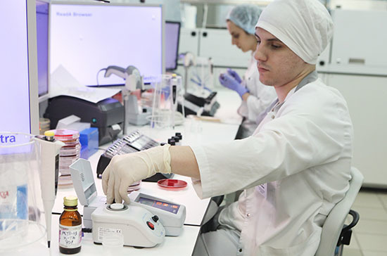 В России нет дефицита тестов на коронавирус, сообщили в кабмине