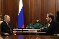 Мантуров рассказал Путину, когда появятся медицинские маски