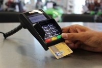 В Австрии из-за коронавируса стали чаще пользоваться банковскими картами в магазинах