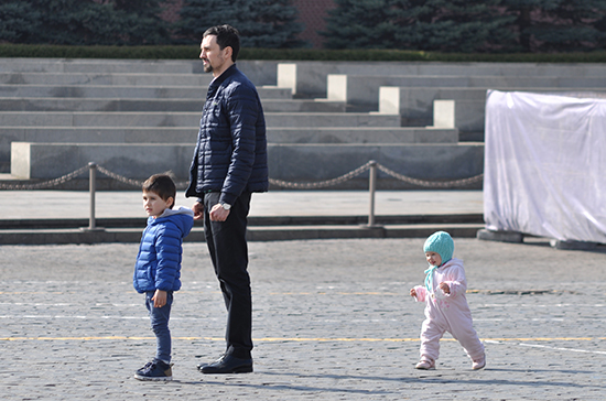 Россиянам рекомендовали не гулять с детьми из-за коронавируса