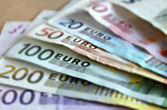 В Сербии каждому совершеннолетнему жителю выплатят по 100 евро