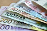В Сербии каждому совершеннолетнему жителю выплатят по 100 евро