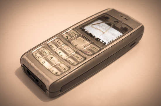 Первый мобильный телефон весил около килограмма 