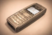 Первый мобильный телефон весил около килограмма 