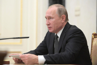 Путин потребовал от губернаторов сохранить все региональные доплаты для медиков