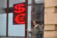 Курс евро опустился до 81 рубля впервые с 13 марта
