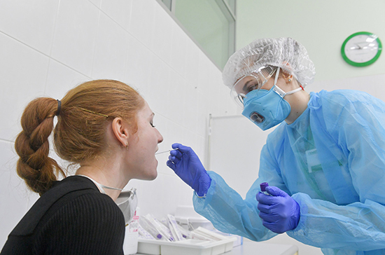 В Москве будут регулярно тестировать на коронавирус 15 тысяч медицинских и соцработников