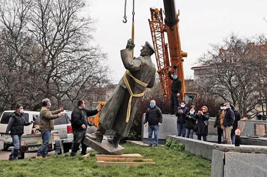 СК открыл уголовное дело из-за сноса памятника маршалу Коневу в Праге