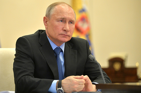 Путин поручил разработать допмеры поддержки детей-сирот