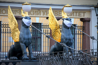 Скульптуры грифонов на Банковском мосту в Петербурге облачили в маски