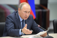 Путин призвал обеспечить медработников повышенной защитой от COVID-19