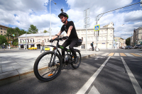 В Совфеде предлагают обязать велосипедистов носить отражатели и шлемы в тёмное время суток