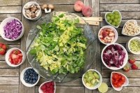 В Минздраве рекомендовали снизить суточную калорийность рациона во время самоизоляции 