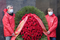 Коммунисты возложили цветы к Мавзолею, соблюдая социальную дистанцию