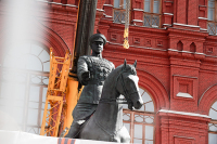 Памятник Жукову вернули на Манежную площадь после реставрации