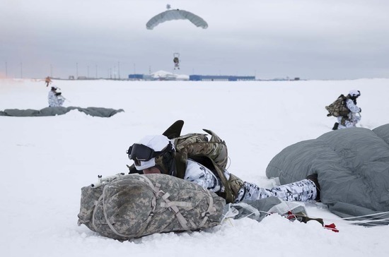 Десантники из России впервые в мире прыгнули с парашютами в Арктике с высоты 10 км