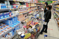Врач посоветовал дезинфицировать продукты из магазина