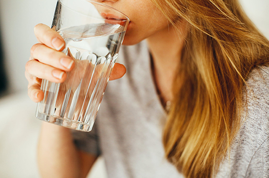 Справиться со стрессом во время самоизоляции поможет стакан воды