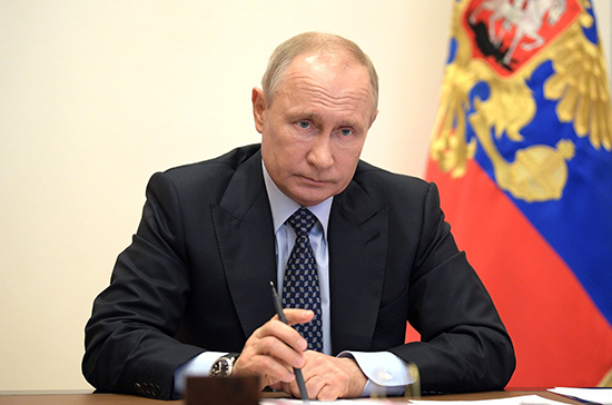 Путин продолжит работу в условиях ограничений, сообщил Песков