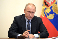 Путин продолжит работу в условиях ограничений, сообщил Песков