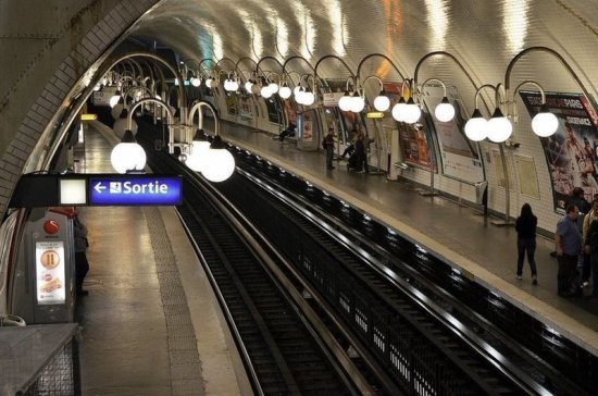 Во Франции разрешат пользоваться общественный транспортом только для поездок на работу