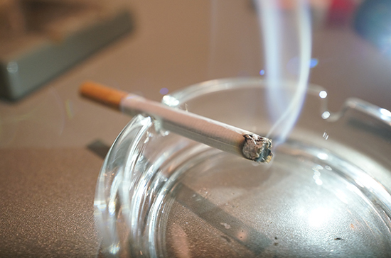 Курение приводит к развитию тяжёлой формы COVID-19, заявили в ВОЗ 