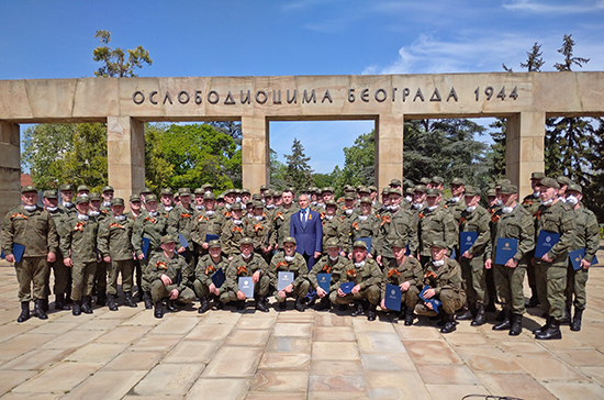 Министр обороны Сербии наградил российских военнослужащих за помощь в борьбе с COVID-19