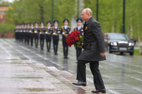 Путин возложил цветы к Вечному огню в Александровском саду